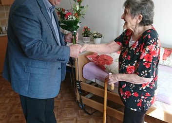 Klientce Pečovatelské služby Dolní Němčí popřál ředitel Charity Uherský Brod