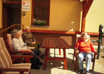 Vysazování květin na jarní zahrádce v DS Domovinka