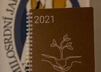 My díky Vaší podpoře můžeme pomáhat a Vy získáte originální diář