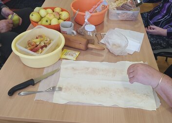 SPOLEČNÉ PEČENÍ VE STRÁNÍ