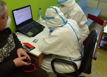TELEVIZNÍ REPORTÁŽ - PRACOVNÍCI BRODSKÉ CHARITY POMÁHAJÍ S TESTOVÁNÍM