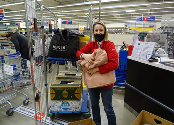 POTRAVINY POSÍLAJÍ UPRCHLÍKŮM I SPOLEČNOSTI TESCO A VOMA