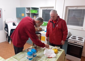 DALŠÍ UPRCHLÍCI V BRODĚ. HORKÝ ČAJ JIM PODÁVAL I ŘEDITEL CHARITY