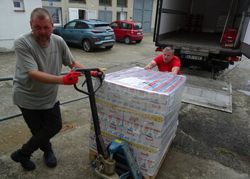 MLÉKÁRNA HLINSKO DAROVALA CHARITĚ DVĚ PALETY MLÉKA