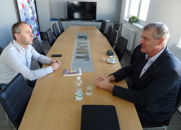 ŘEDITEL CHARITY JEDNAL S VEDENÍM FIRMY STAMIT