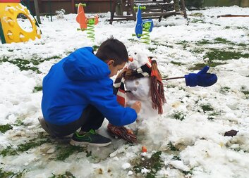 DĚTI Z AZYLOVÉHO DOMU SI UŽÍVAJÍ SNÍH