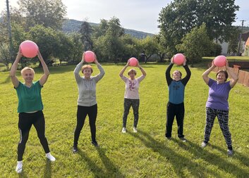 Klienti Centra seniorů cvičili a diskutovali i o zavařování