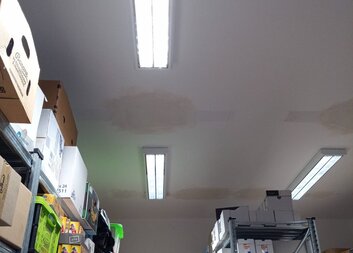 Výměna světel a výmalba v potravinovém centru. Provoz práce neomezily