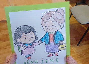 Setkání generací ve Strání. Děti zjišťují, s čím si hrály naše babičky