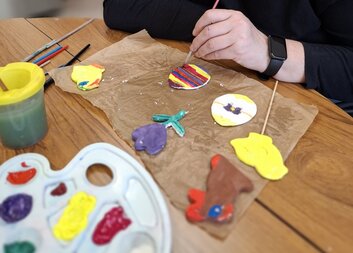 Klienti si užívali výrobu jarních dekorací ze studeného porcelánu