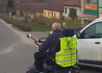 Postní sbírka: objemný potravinový dar přivezl i obětavý senior na vozíku